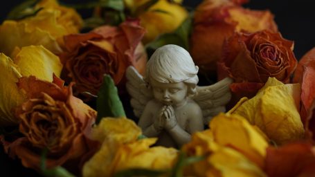 In Ruhe den Verstorbenen gehen lassen Betender Engel im Rosenmeer