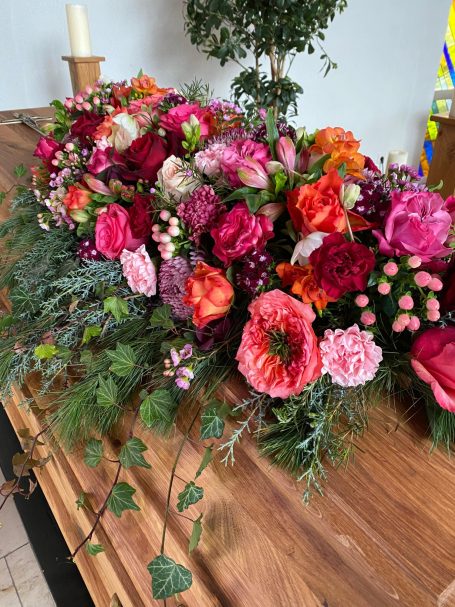 Erdbestattung mit ausgewähltem Blumenschmuck